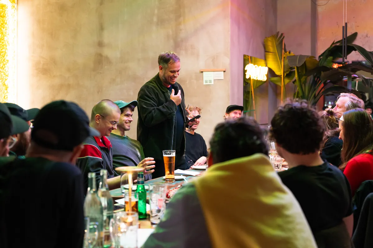 Das Keenly-Team beim gemeinsamen Abendessen
