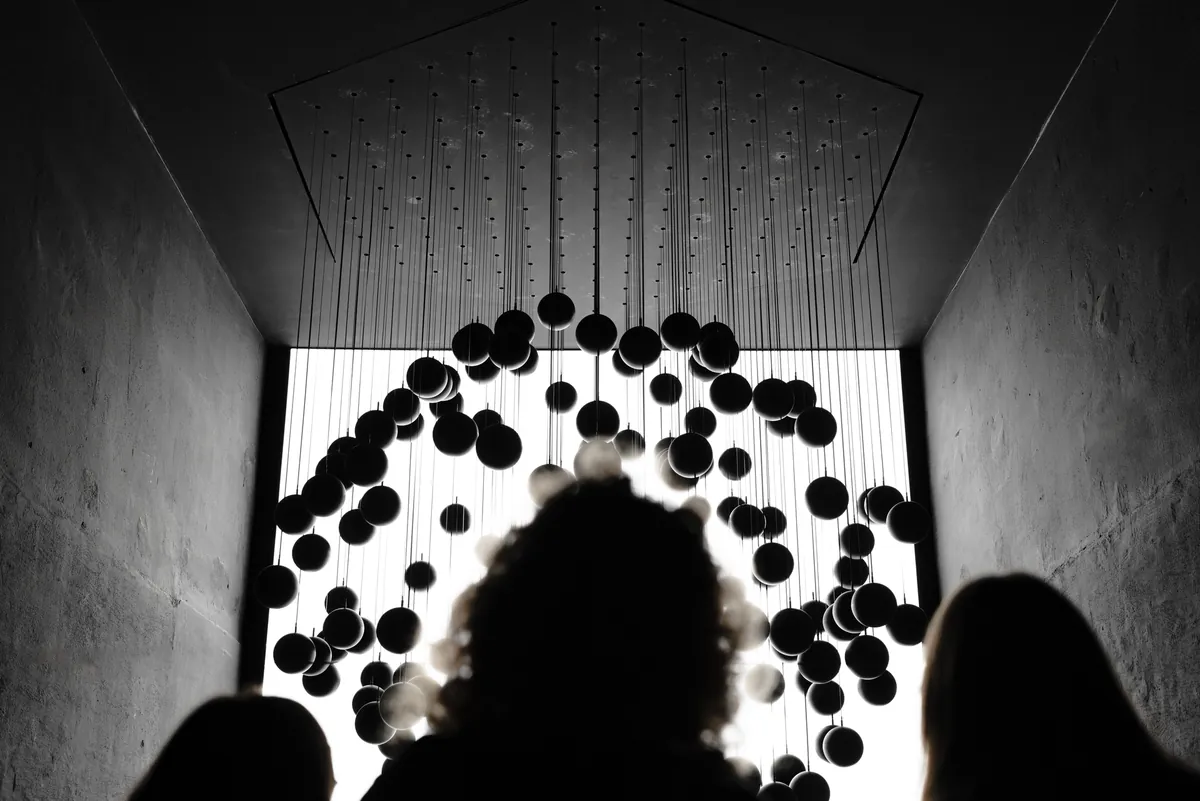 Lichtinstallation mit hängenden Kugeln