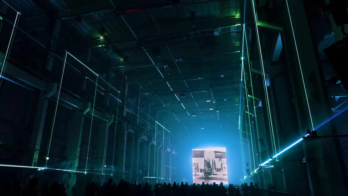 Laser- und Lichtshow in einer Halle