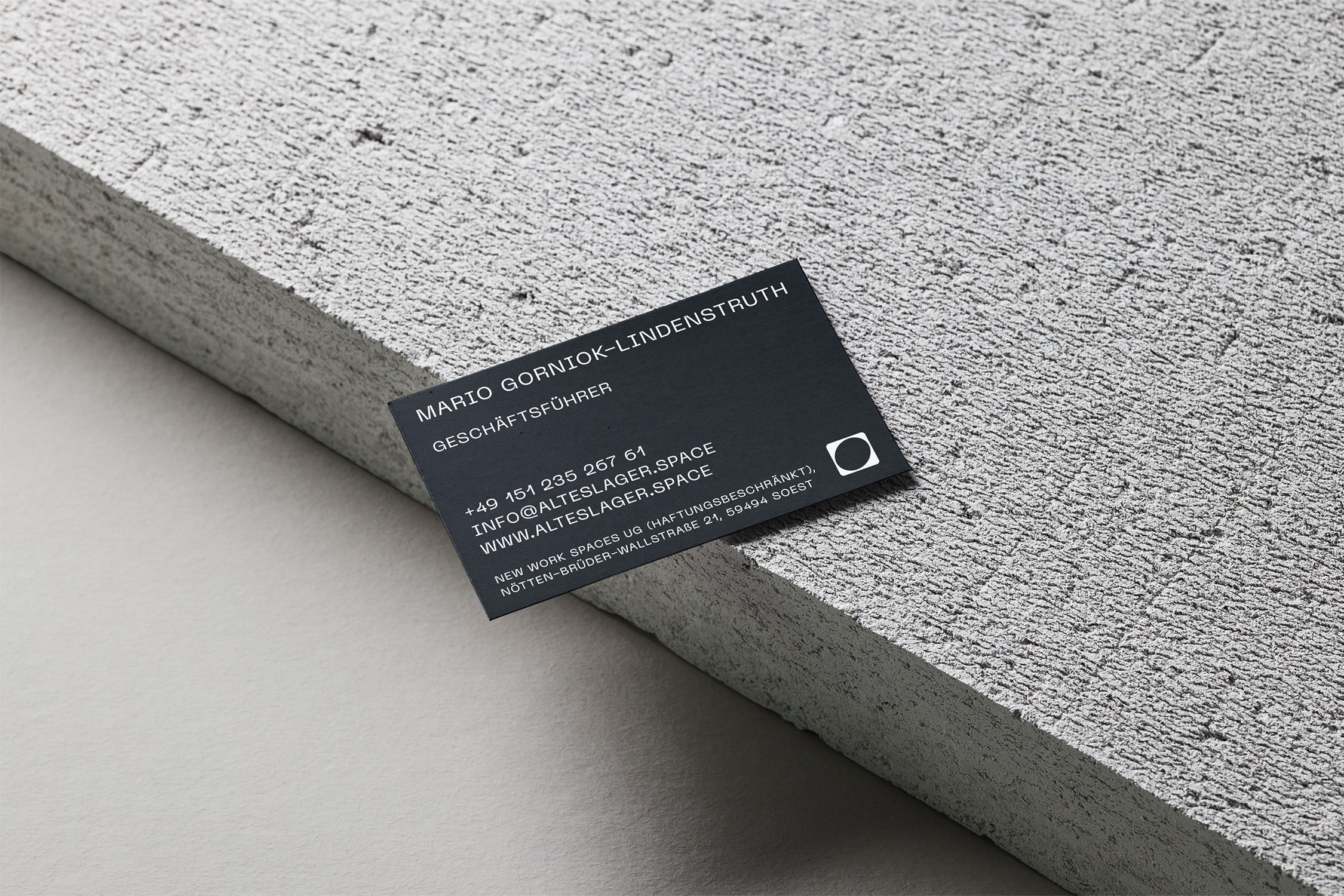 Free_Business_Card_Mockup_85x55